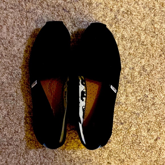 I am selling a pair of toms. - Picture 1 of 1